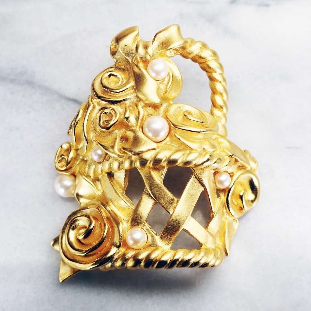 Givenchy 🎉 HP Vintage Rose & Pearl Basket Brooch Mother’s Day Gift!! 💞🫶🏻🛍️ - Picture 3 of 16
